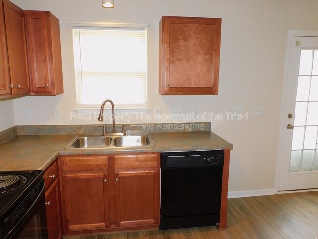 Photo - 1475 Worchester St