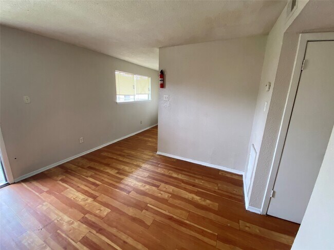 Building Photo - 5610 Royal Palms St Unit 23 Rental