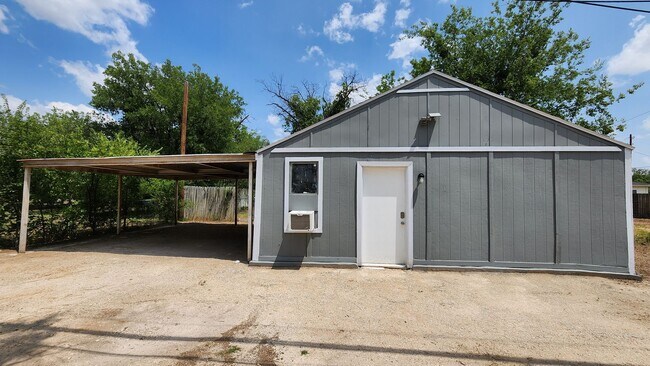 ALL BILLS PAID! Charming 2-Bedroom Home wi... - House Rental in San