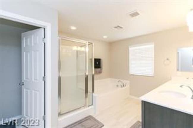 Photo - 3 Bedroom townhome near Henderson Hospital.  Galleria Mall, Sunset Station and many restaurants w...