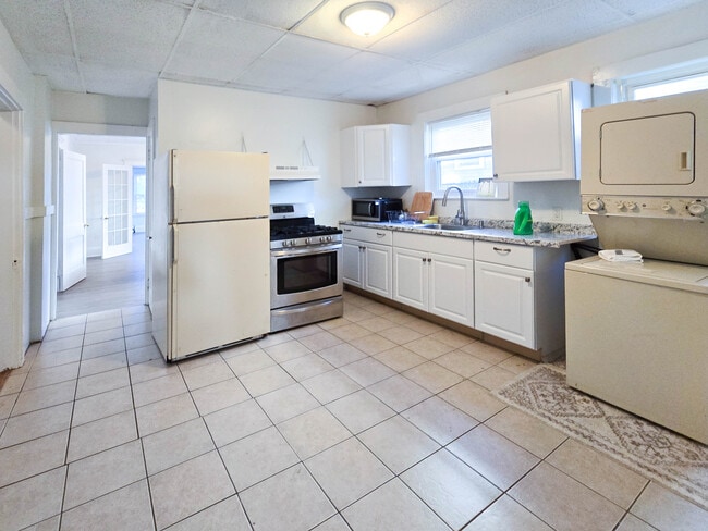 Building Photo - 63 Pinckney St Unit 1