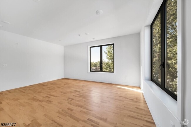Building Photo - 1037 Amboy Ave Unit 302 Rental