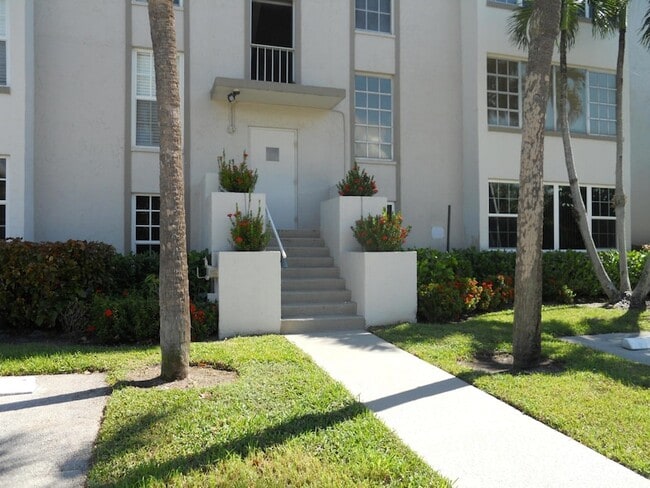 Building Photo - 250 NE 20th St Unit 123s