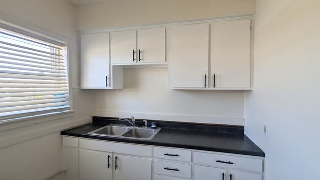 Photo - 825 W Jefferson St