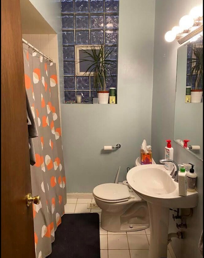 Bathroom. - 906 N Oakley Blvd Unit 1