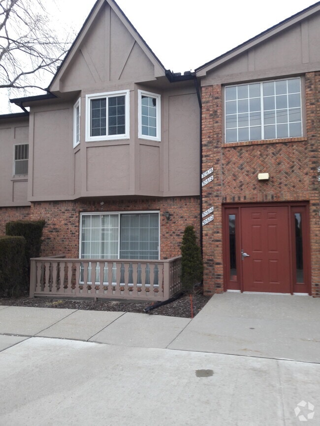 Building Photo - 30602 Oakridge Manor Dr Unit Oakridge Manor Rental