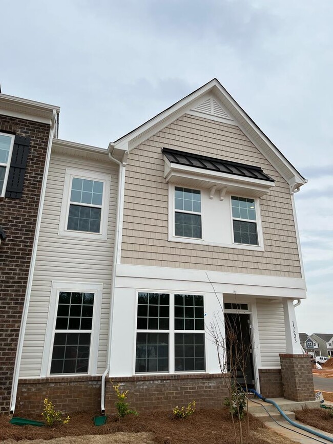 Photo - 15623 Country House St