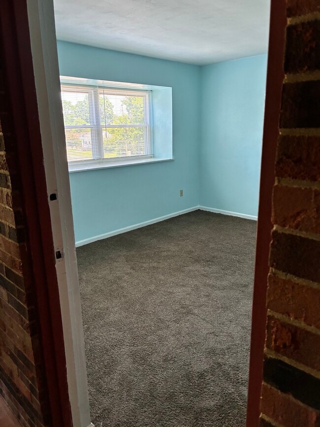 3rd FLR ENTER APT - 1635 Watervliet Ave