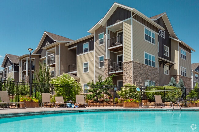 Bucking Horse Apartments - pool - Bucking Horse Apartments