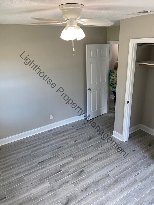 Photo - Beautiful 3 Bedroom Home With Fenced Backyard