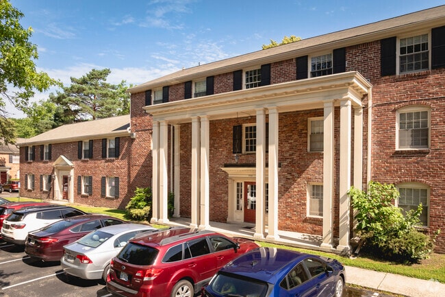 Building Photo - Jamestown Apartments & Townhomes