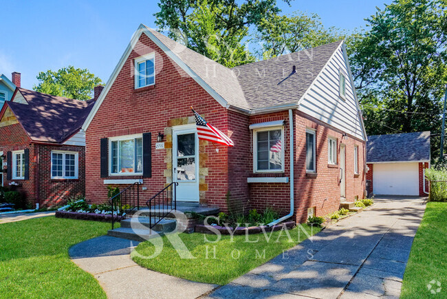 Building Photo - Comfortable living in this 2 BR, 1.5 BA home