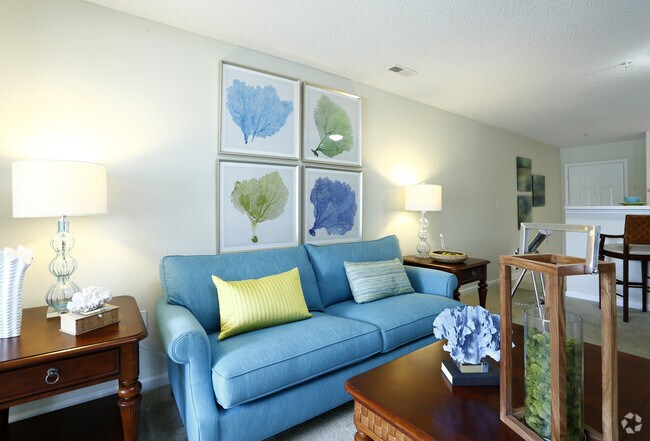 1BR, 1BA - 918 SF Hatteras- Living Area