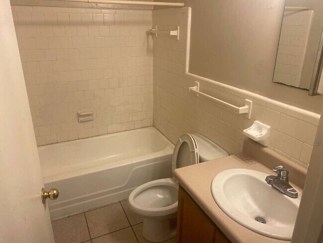 Photo - Gorgeous 2 Bedroom 1.5 Bathroom Condo With Stunning Flooring! AMAZING DEAL. Unit #124
