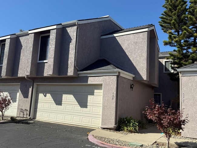 Building Photo - 3 Bedroom Condo available in Arroyo Grande