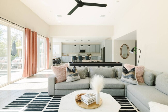 Photo - 6911 E 6th St Apartamento Unidad ID1054284P