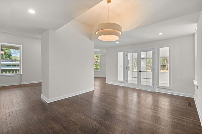 Photo - 1025 E 48th St