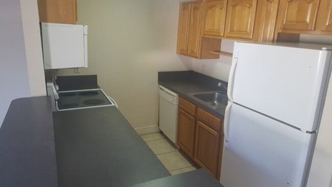 Building Photo - Ground floor 2 bedroom condo Unit 105