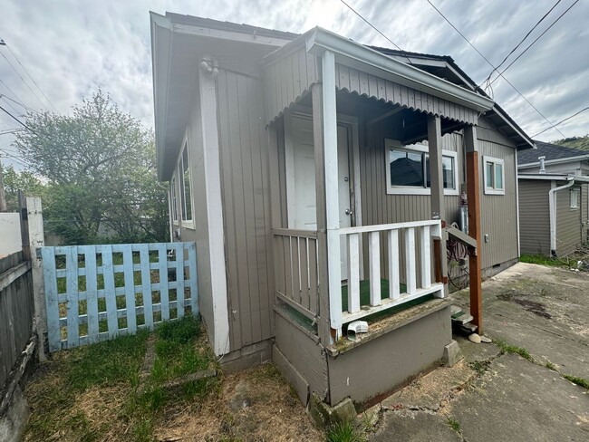 Building Photo - Quaint 1 Bedroom With Yard