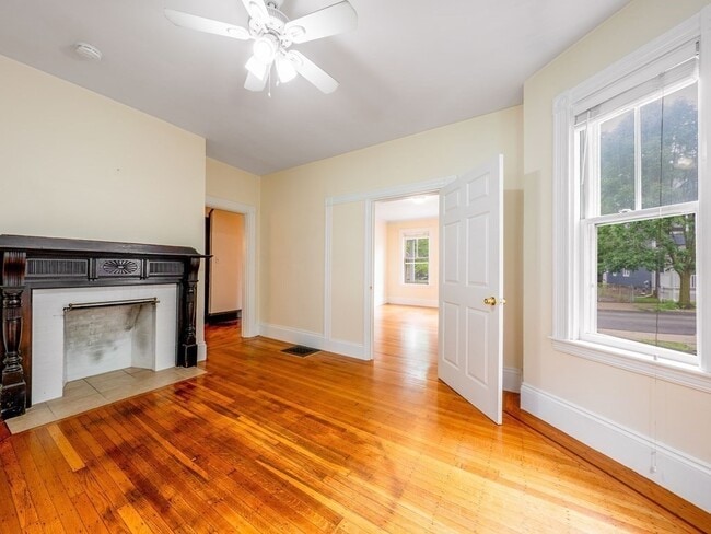 Building Photo - 8 Westerly St Unit 1