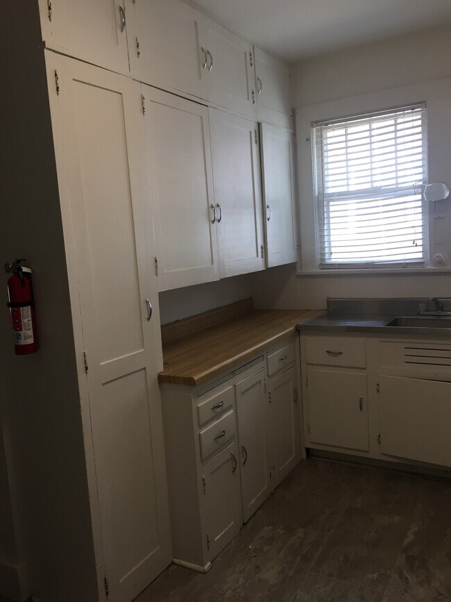 LKitchen - 1403 University Ave