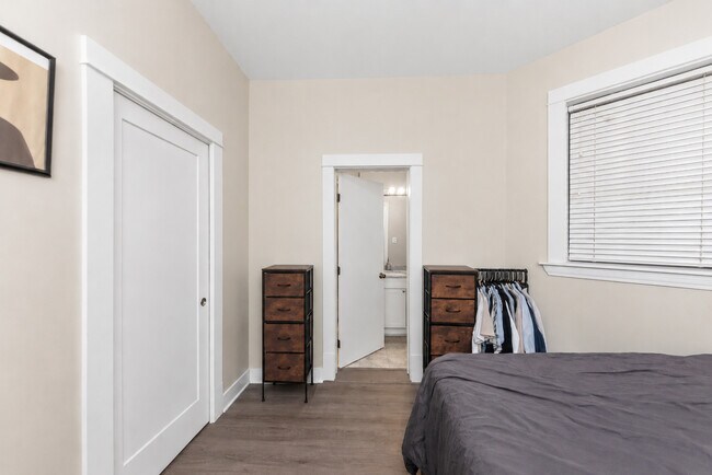 954 W Cuyler Ave