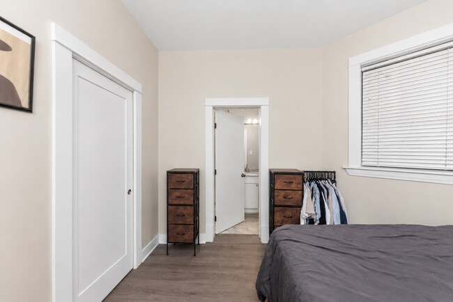 Photo - 954 W Cuyler Ave