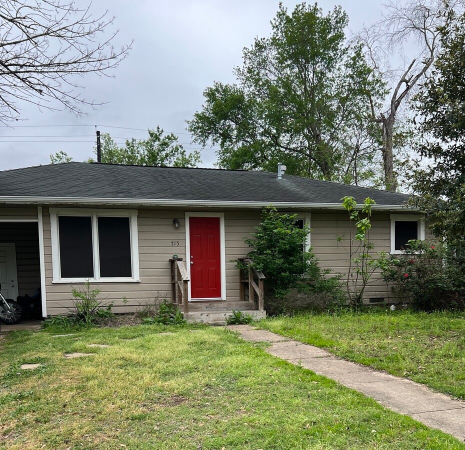 Photo - 715 Enfield St