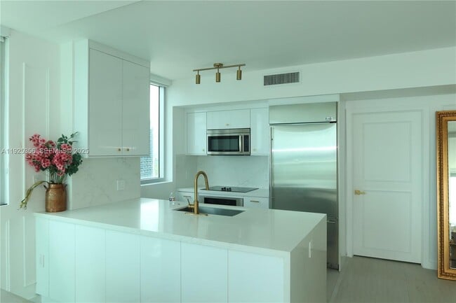 Photo - 500 Brickell Ave Unit 3902