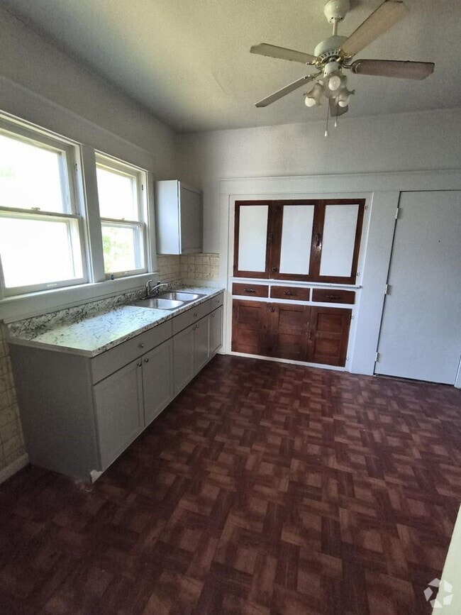 Building Photo - Spacious 3 Bedroom Located Near University... Rental