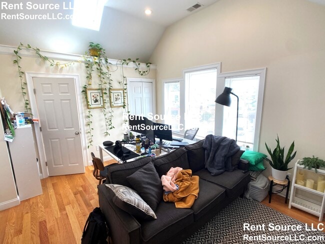 Building Photo - 537 Main St Unit 2