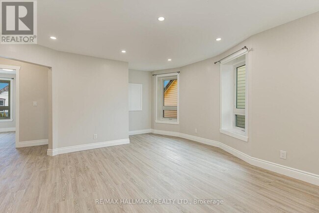 Photo - 291 Emerald St N