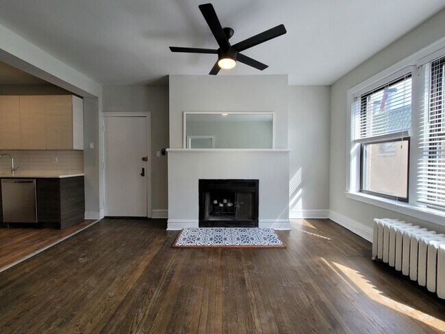 Photo - 641 W Roscoe St