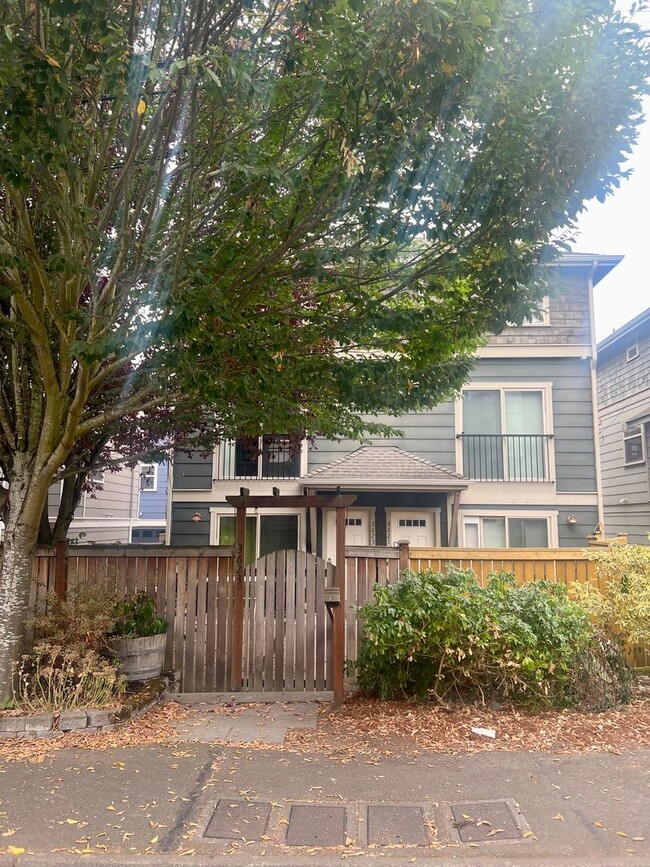 Building Photo - Available 1/1! Cozy townhouse in the Mt Ba...