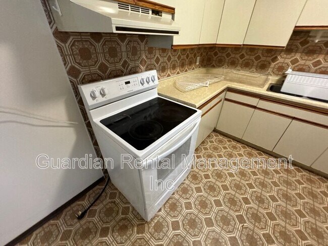 Photo - 39 Kingsway Dr Unit Apartment 3