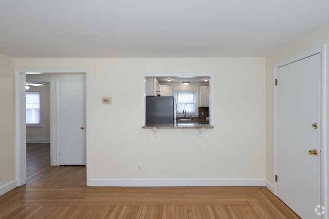 2BR, 1BA - 581SF - Dining Room/Kitchen