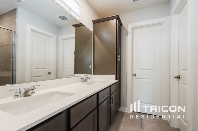 Building Photo - 9835 Willow Creek Commerce Dr Rental