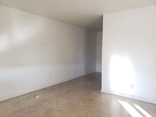 Photo - WR-2 Bliss Duplex Unidad B Right Side