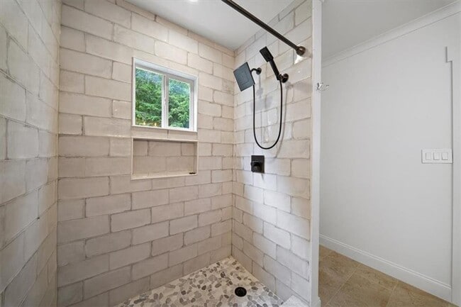 Photo - 1060 Regent St SW
