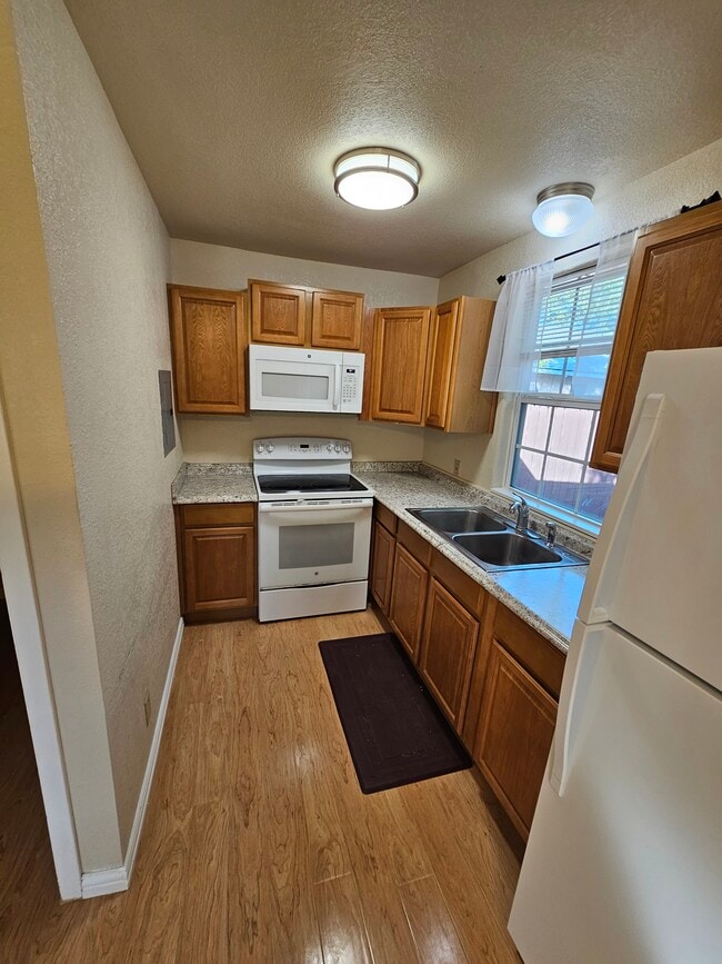 Building Photo - 305 Pulliam St Rental