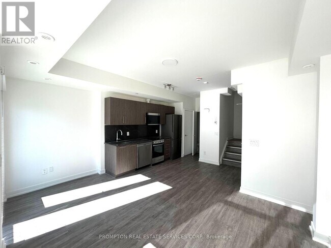 Photo - 871 Sheppard Ave W