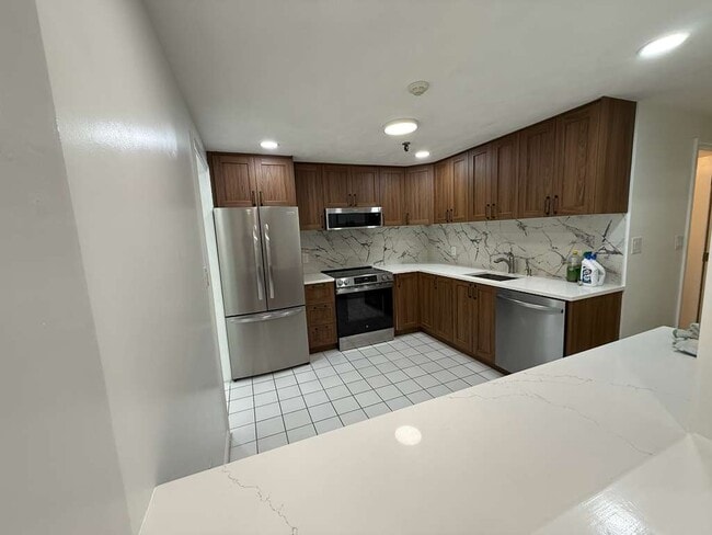 Building Photo - 15 Spencer Rd Unit 12E