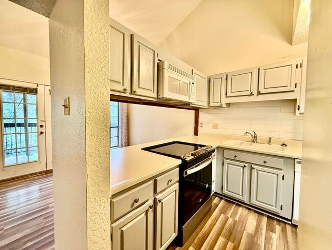 Photo - 8633 Datapoint Dr Unidad 226