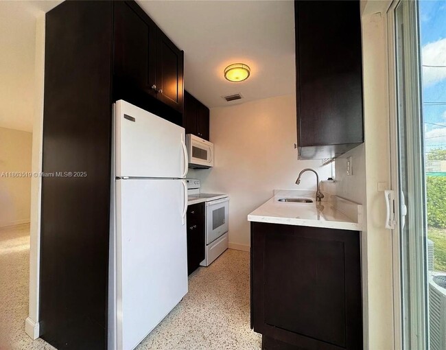 Building Photo - 628 W 17th St Unit 628 Rental