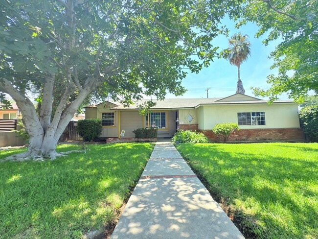 Building Photo - 4-Bedroom Home with Expansive Backyard in ...