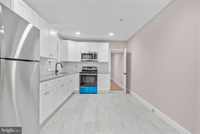 Photo - 4956 Baynton St