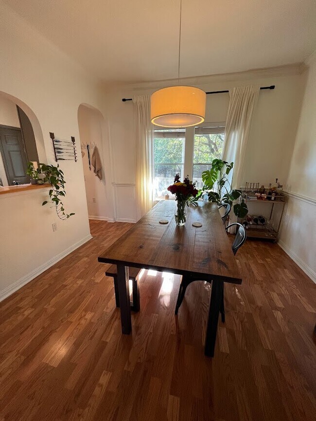 Dining - 1204 San Bernard St