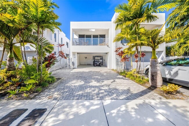 Photo - 817 NE 17th Way