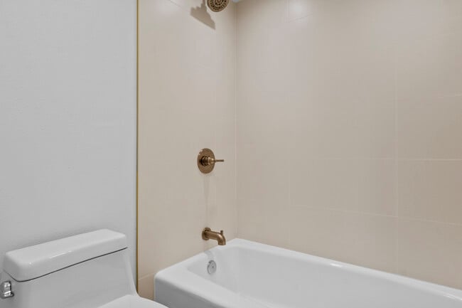 Photo - 1505-1505 Alexander St