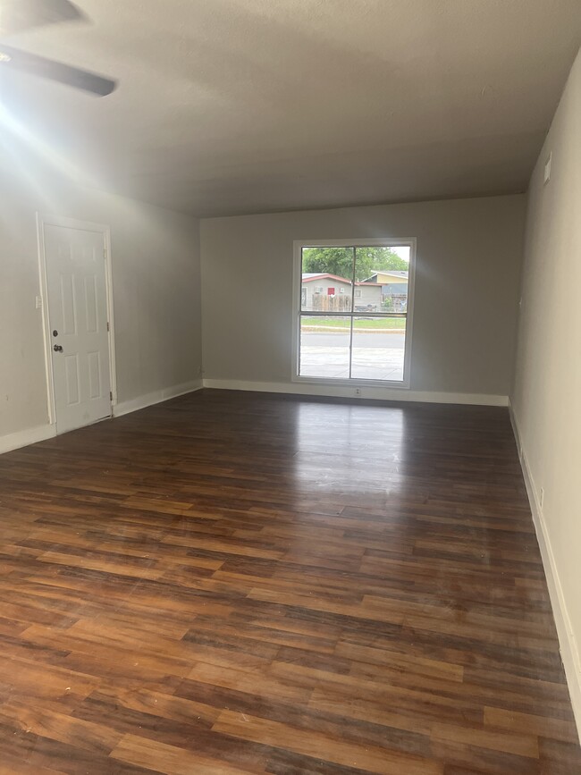 Living Area - 5622 Castle Prince Unidad Apt A